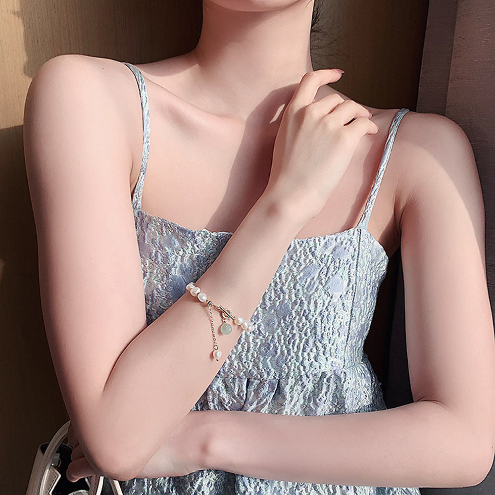 Elevate Her Style with an Irregular Freshwater Pearl Bracelet: A Perfect Gift for Fashion-Forward Women